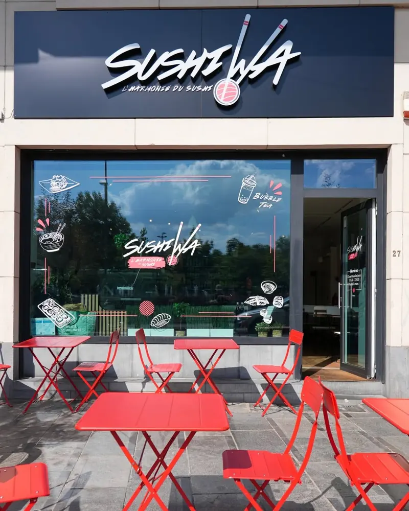 La devanture et la terrasse de Sushi Wa, Place Eugène Flagey 27 à Ixelles